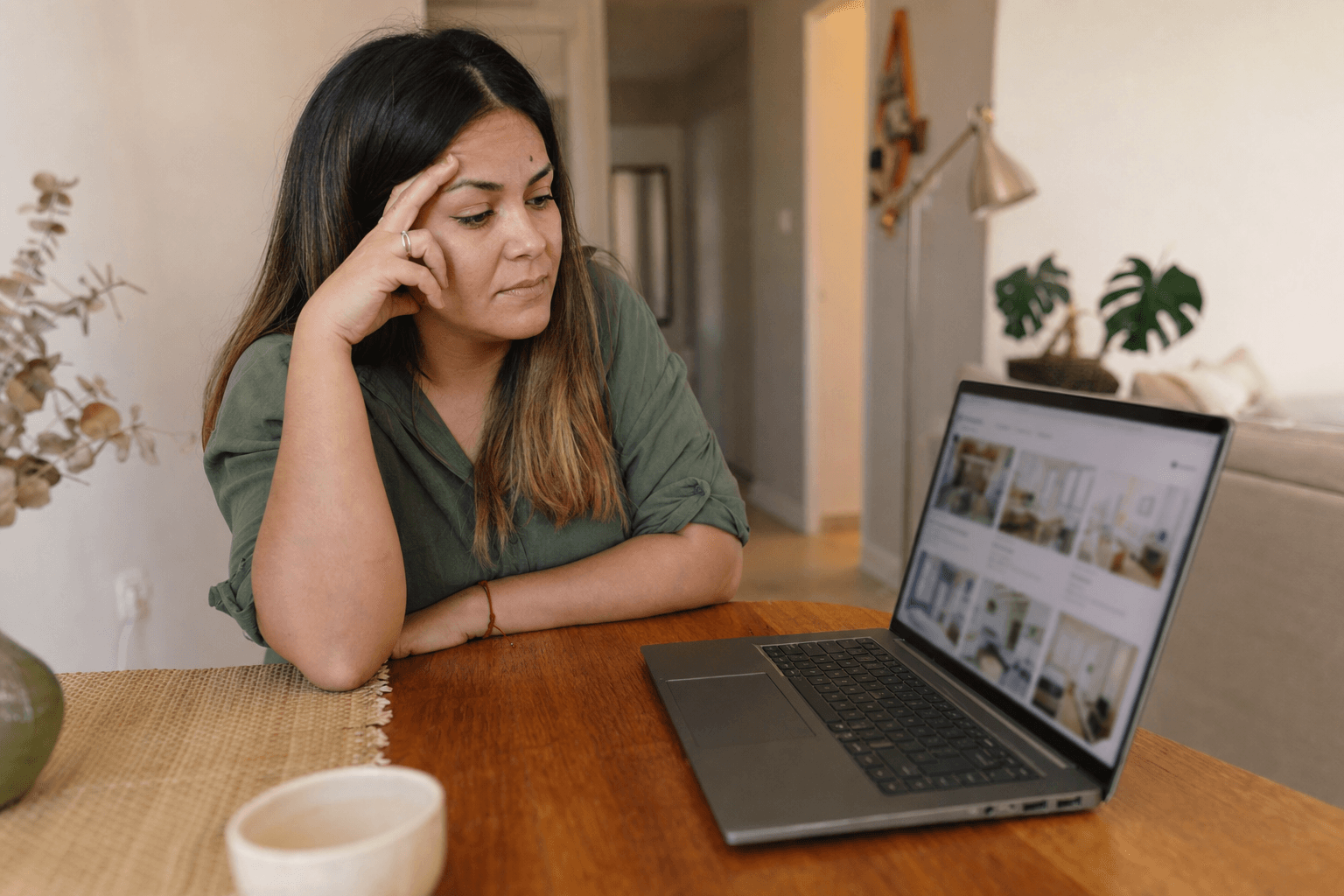 Anfitriona revisando su publicación de alquiler en la computadora