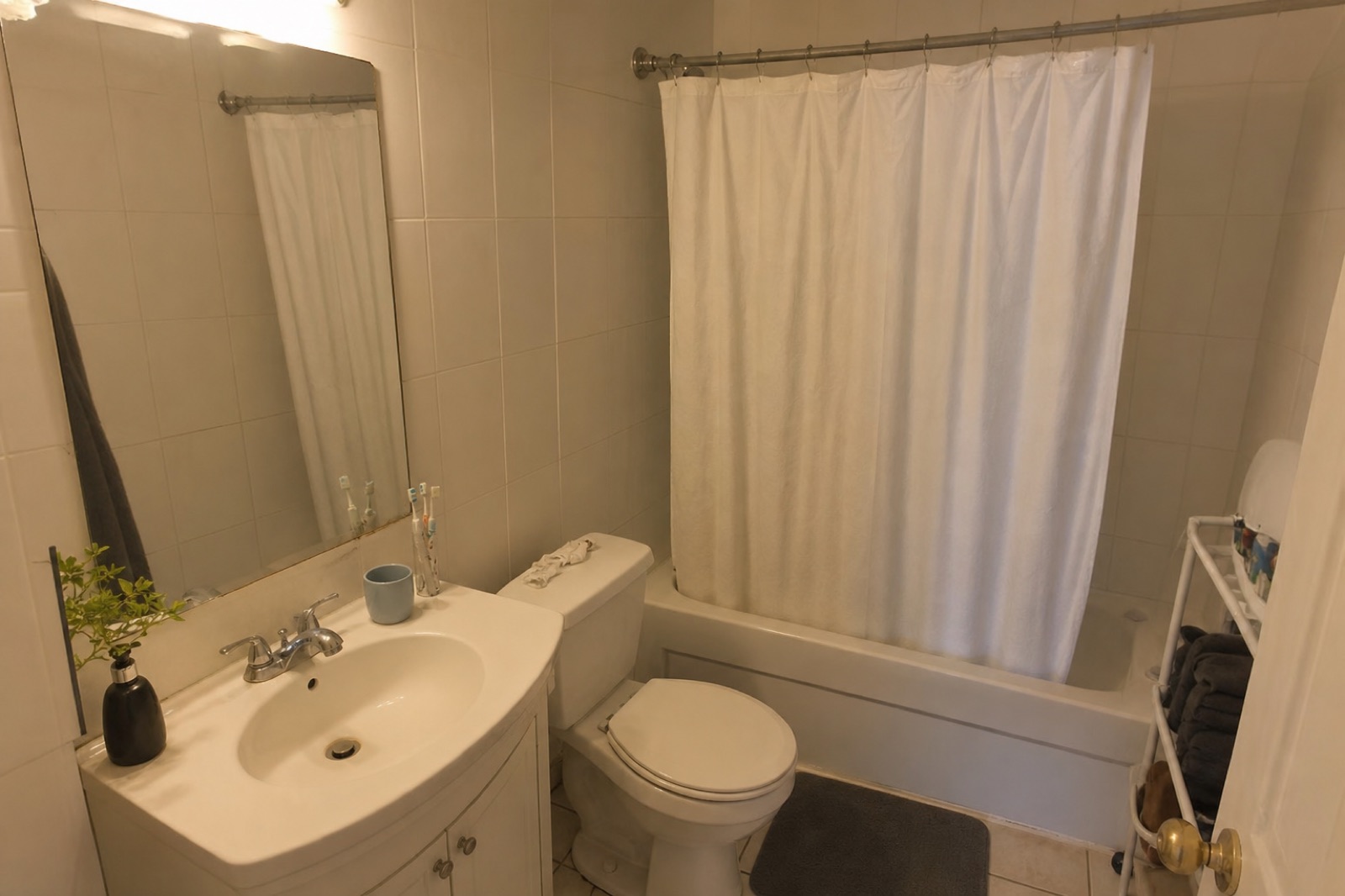 Baño con luz artificial dura · imagen sintética demo Aloia